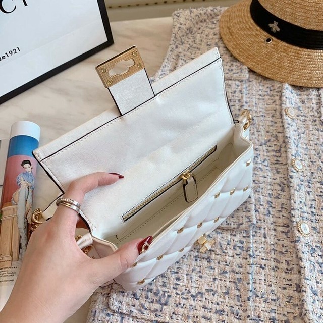 ウォレットショルダーバッグ スタッズ お財布ポシェット レディース 財布 長財布 カード収納 ミニショルダーバッグ ミニバッグ ハンドバッグ 斜めがけ サブバッグ ママ 軽量 クラッチウォレット 鞄 お出かけ デイリー 大人可愛い キラキラ チェーン Sea Sign Post