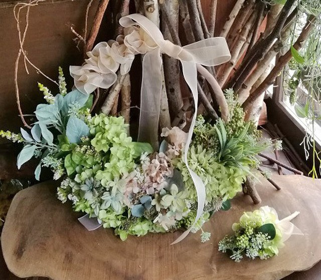 リボンのデザインにこだわった植物スタイルのリースブーケ ブートニア Mi Mu 色にこだわったブライダルブーケ 花の髪飾り通販店