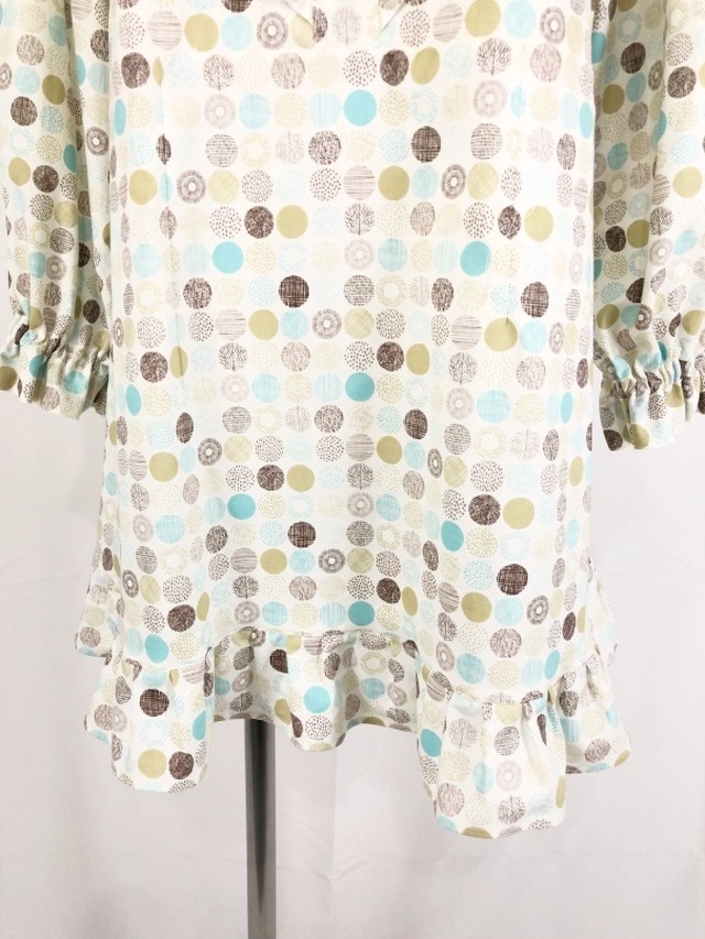 前立て風フリルと北欧風サークル柄が作る可愛いハイブランド風スタイル 美シルエットのモードな長袖丸襟ミニワンピース 一点もの コットン100 手作り ローウエスト パフスリーブ 裾フリル 高級感 可愛い 通勤 通学 パーティー 丸襟ワンピース専門店 アーデルハイド