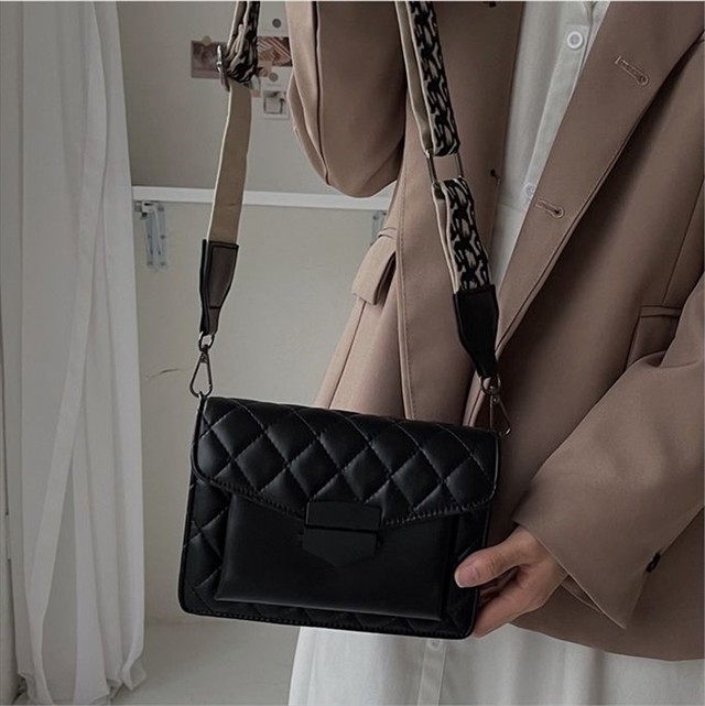 太めストラップ スクエアバッグ ショルダーバッグ ミニバッグ 肩掛け レディース レトロ ワイルドステッチ フラップバッグ プレゼント 高級感 上品 マチ付き 取寄 発送目安14 21日営業日 Laff Store 会社情報 納期の確認をお願いします