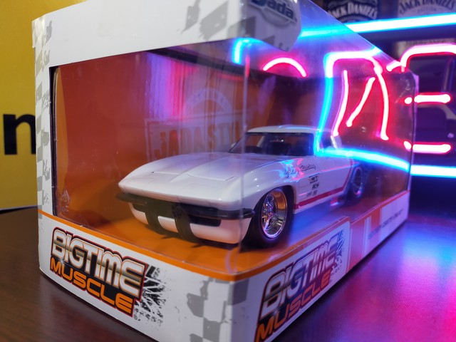 アメ車ミニカー 63 コルベット スティングレイ 1 24サイズ 新品 箱のまま マンケーブストア Man Cave Store ガレージ アメリカン雑貨 ホットドッグ 美容室