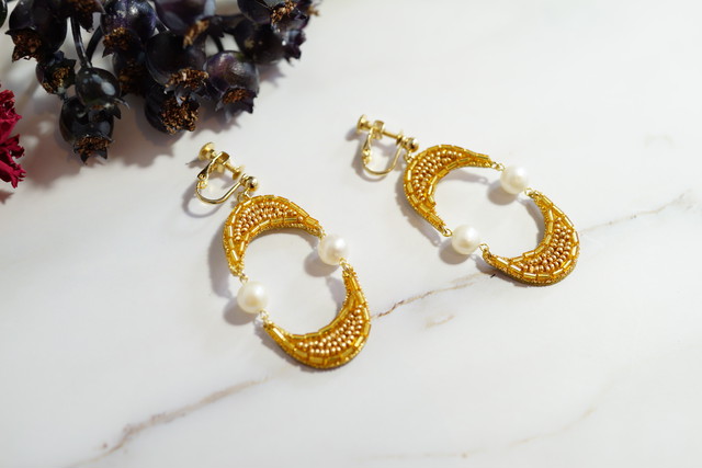 【刺繍アクセ】 *ピアスorイヤリング変更可能