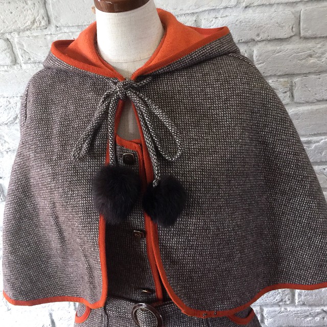 昭和レトロ古着 とても可愛い シャンナ フードケープ付きウールワンピース J9 155 レトロ古着のお店 リクリ