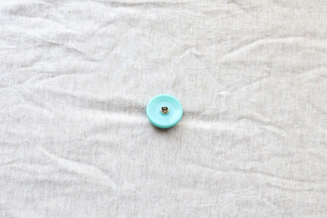 チェコ 猫のガラスボタン エメラルドグリーン Maisonqueque チェコ 猫のガラスボタン エメラルドグリーン Maisonqueque