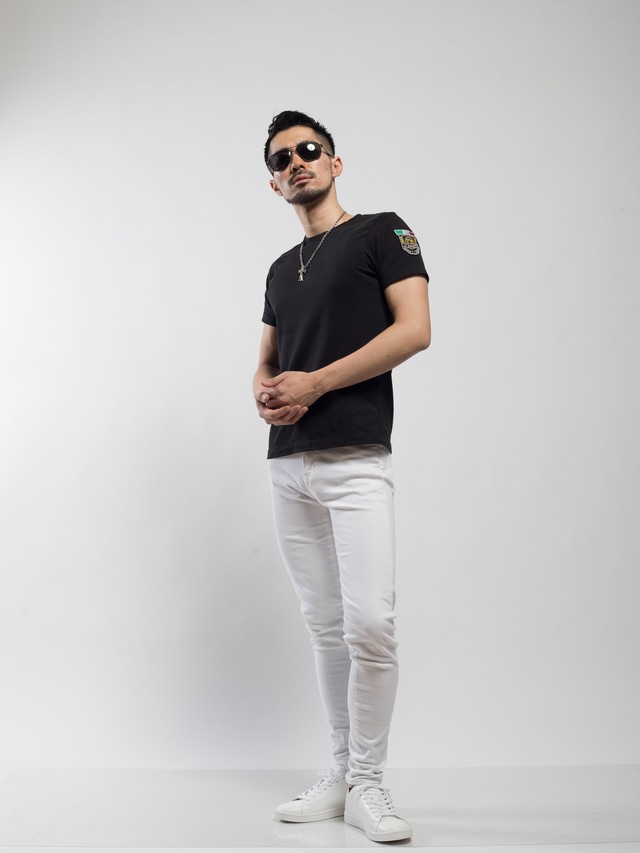 最新のhd黒 シャツ 白 パンツ ファッショントレンドについて