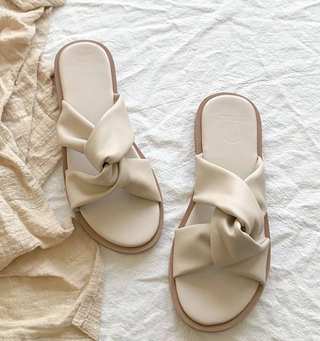 大人可愛い フラットソールサンダル レディース 春夏 フェイクレザー オフホワイト ツイスト らくちん ぺたんこソール かわいい Aki13 Fulgeo
