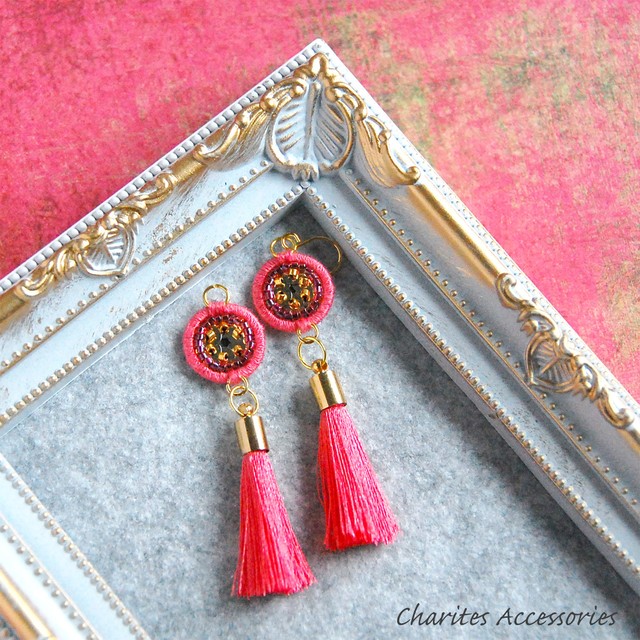 レディなビーズ刺繍とタッセルのピアス コーラルピンク スパンコールとビーズの美しいオートクチュール刺繍のピアス Charitesaccessories ーカリテスー