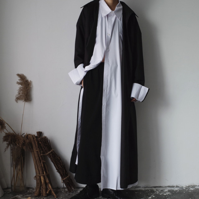 サイドスリット スーパー ロングシャツ スリットシャツ シャツワンピース シャツワンピ 変形シャツ ビッグシルエット ボリュームシャツ メンズ ユニセックス 黒 ブラック 白 ホワイト モード系 ヴィジュアル系 V系 ゴシック オーバーサイズ ゆるシャツ ロングシャツ