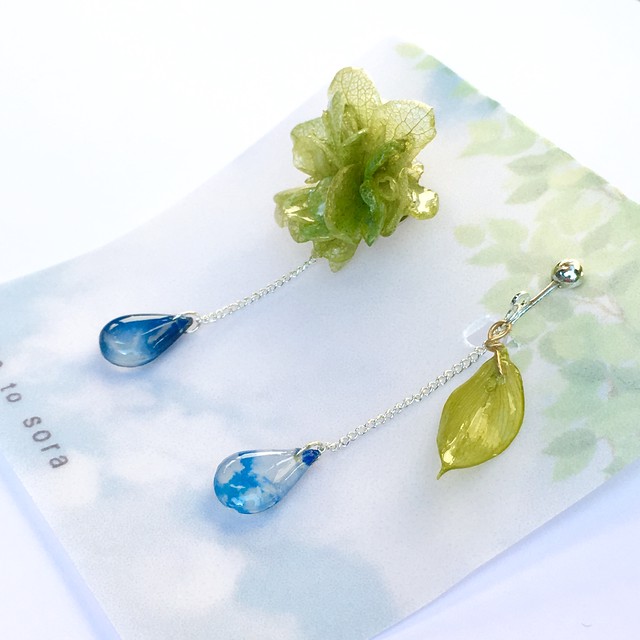グリーンの紫陽花と葉っぱの青空ドロップイヤリング Ituka To Sora