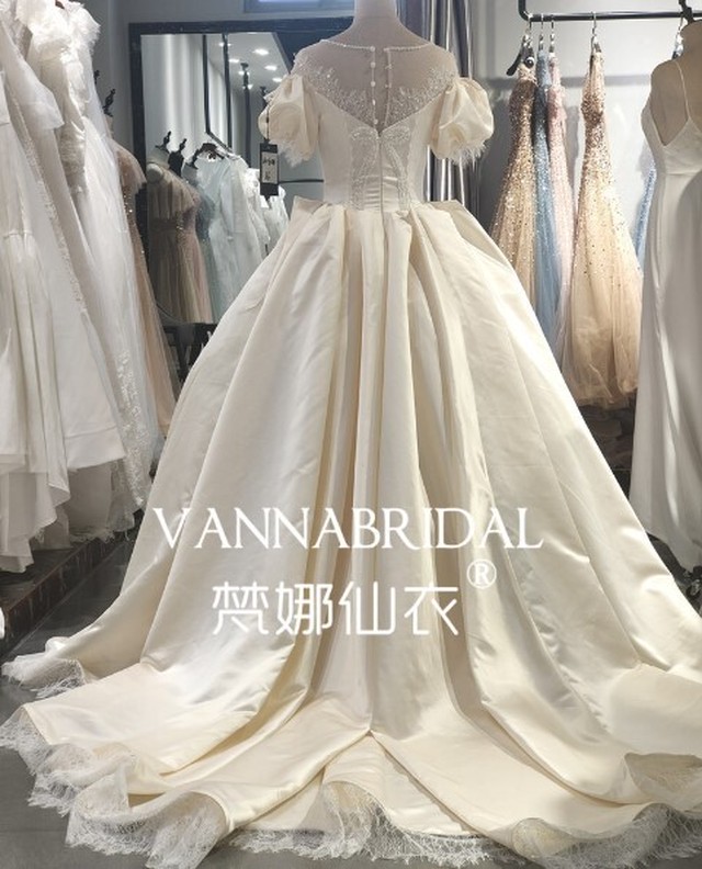 上品 ウエディングドレス ミニトレーン 短トレーン 繊細レース エレガント クラシカル 細見えシルエット Cinderelladress