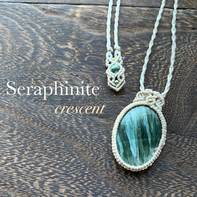セラフィナイトのマクラメ編みネックレス Crescent 天然石アクセサリーとマクラメ編み教室