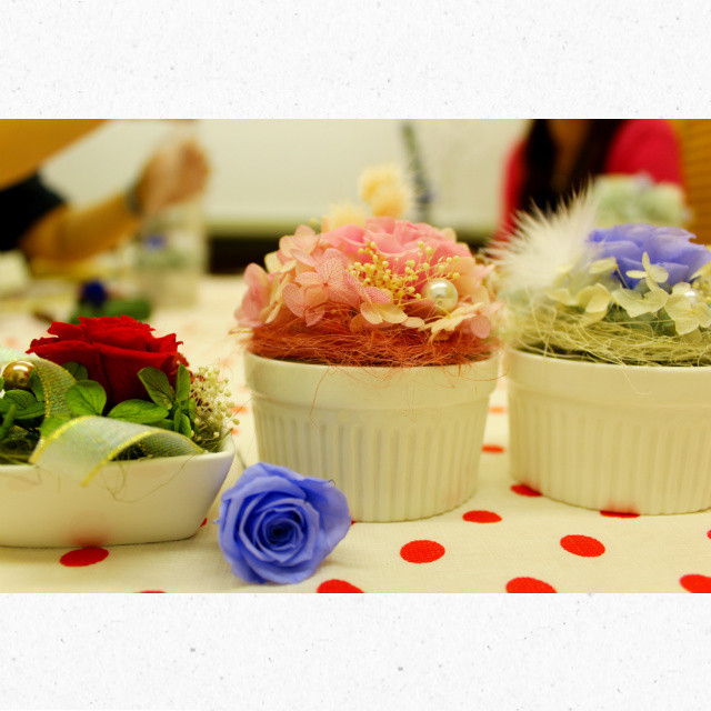 フラワーアレンジメント 大人女子は 意味のある花 を飾る プリザーブドフラワーでカップケーキづくり体験 ココチケ
