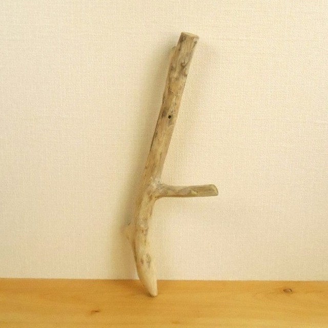 温泉流木 木の皮の跡になぞの模様がある枝分かれ流木 インテリア素材 木材 コロボックル工房