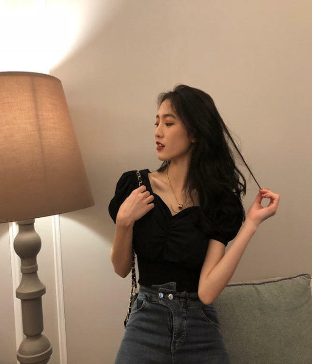 2色 ブラウス トップス ショート丈 シャーリング 半袖 パフ袖 大人可愛い セクシー 韓国 オルチャン ファッション Cocotown 2色 ブラウス トップス ショート丈 シャーリング 半袖 パフ袖 大人可愛い セクシー 韓国 オルチャン ファッション Cocotown