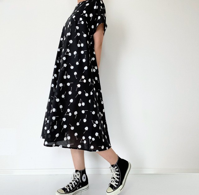 白いブーケのフレアワンピース 小鳥と蝶々 半袖 Loosey Goosey