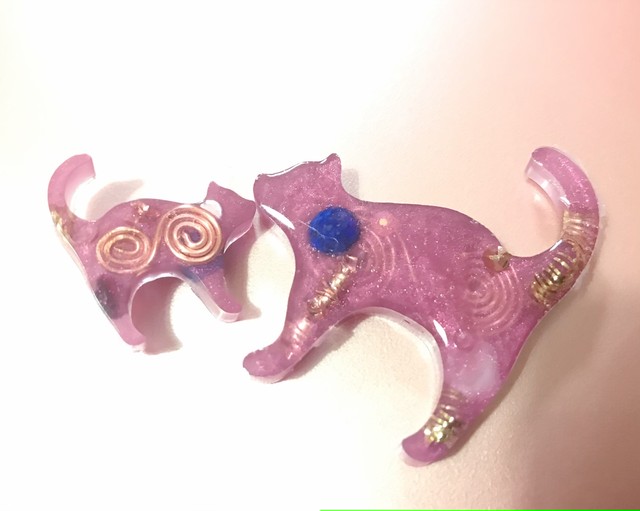 保護力 パワフルな魔力 浄化力 猫 全ての波動をプラスへ導くオルゴナイト エネルギー入れして更にパワーアップしてあります 動物の中で最も魔力があると言われている猫 邪悪なエネルギーをプラスに 月香館 女神のリリス屋 光のエネルギー