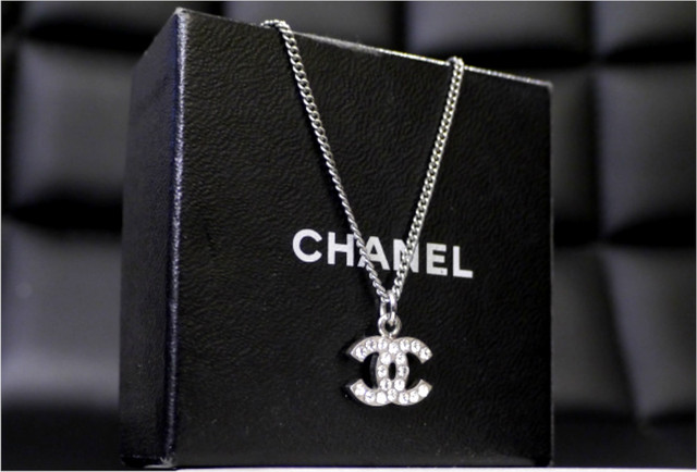 美品 Chanel シャネル ラインストーン ココマーク シルバー ネックレス アクセサリー シンプルながら胸元のさりげないオシャレを演出 Dearlive Tokyo ディアライブ東京