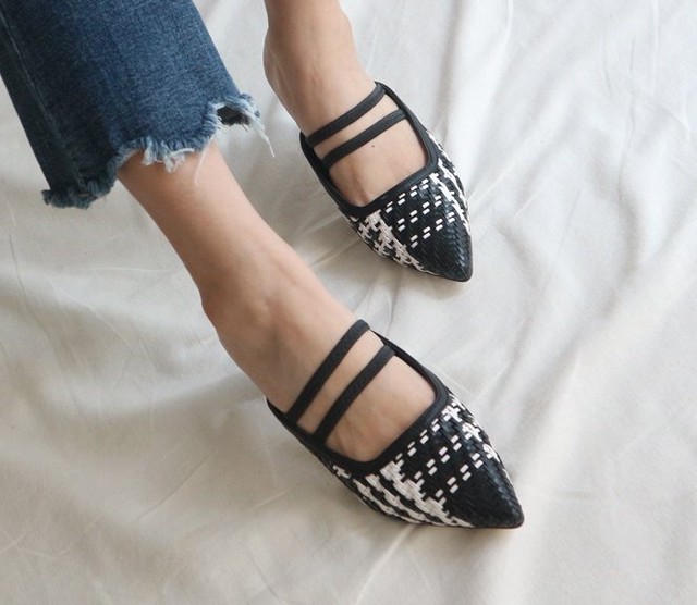 織物風チェック模様のポインテッドトゥサンダル 2色 Honeybee Korea Style