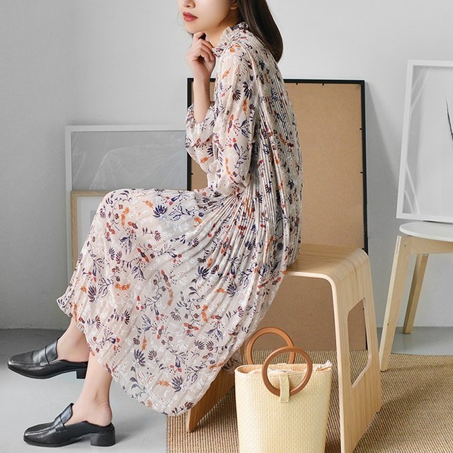 ボタニカル柄 シフォンのロングワンピース ベルスリーブ長袖 ロング丈 スタンドカラー ２色 Aeka Clothet