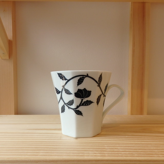 伊万里焼 青山窯 モダン唐草 黒 八角 Mugpop 伊万里焼 青山窯 モダン唐草 黒 八角 Mugpop