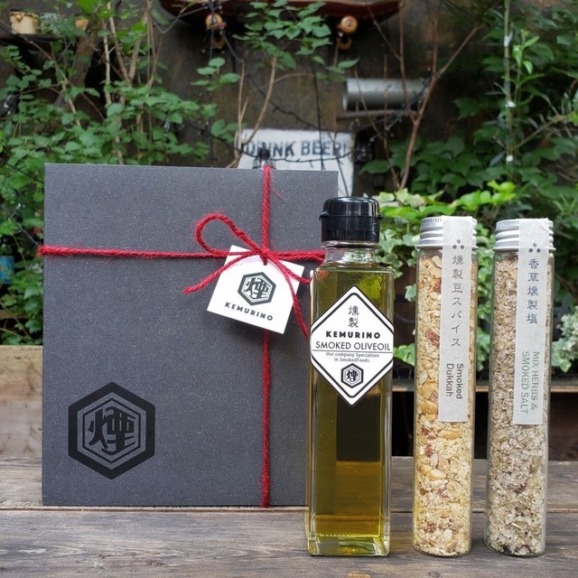 おしゃれギフト 挨拶 お礼 手土産 贈り物 ギフトボックス011 燻製オリーブオイル 燻製デュカ 燻製ハーブ塩のセット Kemurino