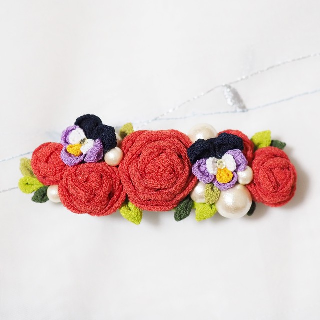 赤バラとビオラのアリスガーデンバレッタ つまみ細工花飾り Tumami シリーズ 定形外郵便 送料無料 Bee Polette