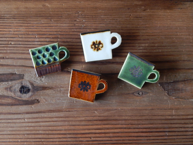 カップのブローチ 白 緑 茶 森 作家ものの陶器のお店 Atelier Bokko