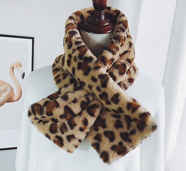 マフラー ファー レオパード 豹柄 ヒョウ柄 フェイクファー もふもふ あったか ふわふわ 白 トレンド 秋冬 グレー ピンク ブラウン 大人可愛い かわいい 上品 シンプル 差し色 華やか 10代 代 30代 40代 デート デイリー お呼ばれ 食事 おしゃれ Preirie