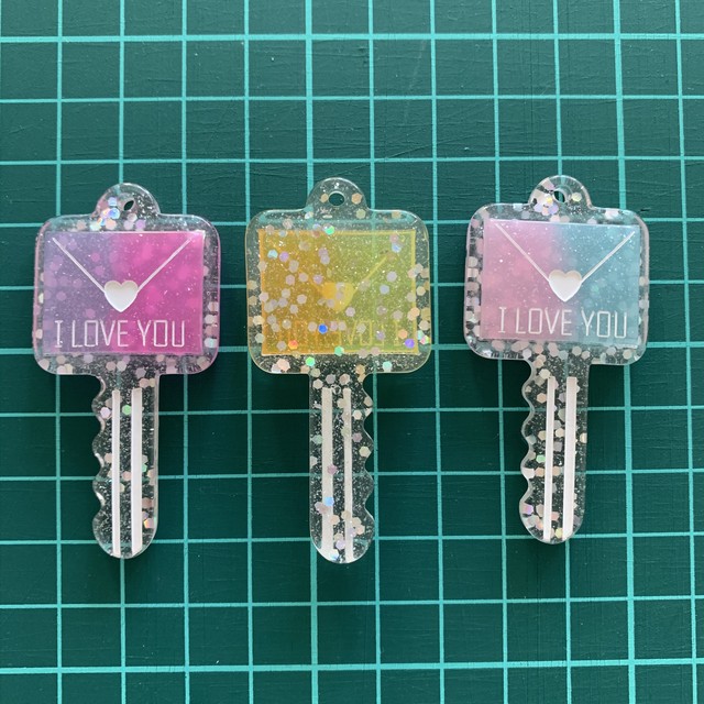 158 キラキラ鍵チャーム ラブレター デコパーツ プラパーツ 貼り付けパーツ ハンドメイド材料 ハンドメイドアクセサリー デコパフェ Decoparfait ハンドメイド材料