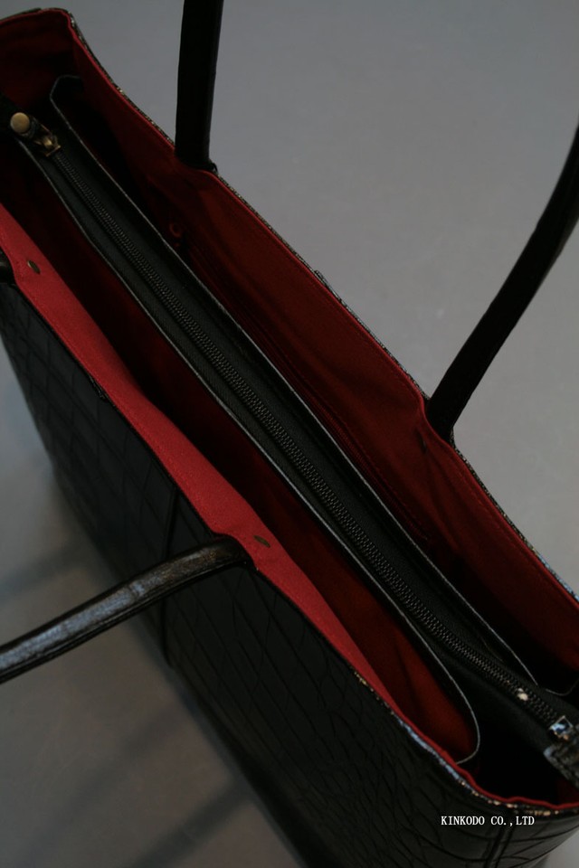 内張り赤のトートバッグ パソコン収納可能な牛革クロコダイル型押し ブラック 自立型 裏地は迷彩柄 日本製 セレクトショップ 金沢 金港堂