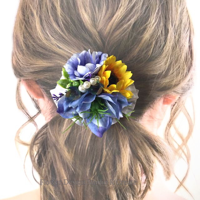 青いニゲラとヒマワリのヘアゴム お花 ヘアゴム 髪飾り おでかけ 結婚式 青 ひまわり ブルー Flower Design Studio K Create
