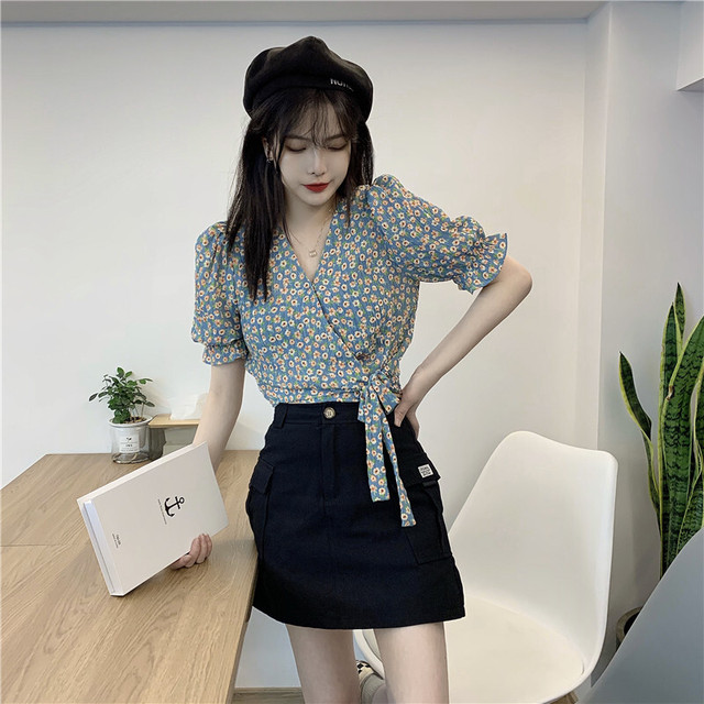 大人可愛い 小花柄 トップス ブラウス 半袖 Vネック フェミニン ガーリー 夏 ショート丈 フロントリボン デイリー オルチャン 韓国 デート Ptnym3180 Shop Suba