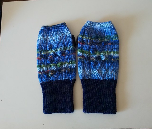 手編みのハンドウォーマー アラン模様 Dory Handknit Shop