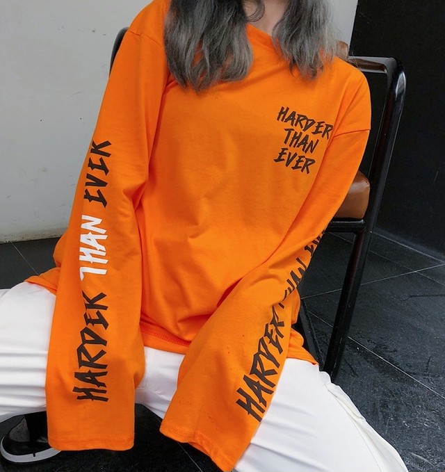 長めの袖丈とカッコイイプリント柄 ロングtシャツ 黒 白 オレンジ Stepwall