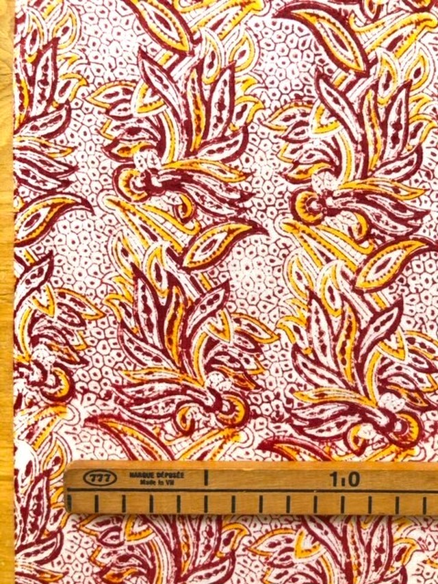 New Block Print エンジとオレンジ色の棒状葉模様 Fabric Camp