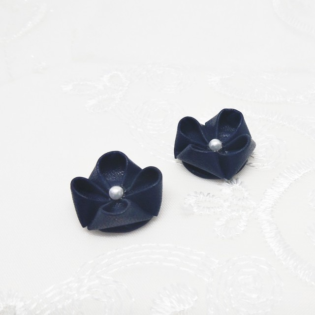羊革の紫陽花 濃紺 つまみ細工 シープレザー ピアス イヤリング 和モダンアクセサリー さきををる
