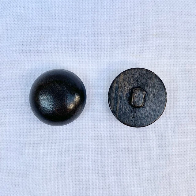 黒い木ボタン Rollo