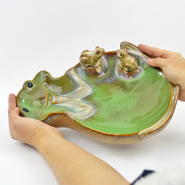 カエルの平皿 水飲み皿 M 高さ9 5cm かえる アマガエル インテリア おしゃれ かわいい プレゼント ギフト ガーデニング 三和ポチット