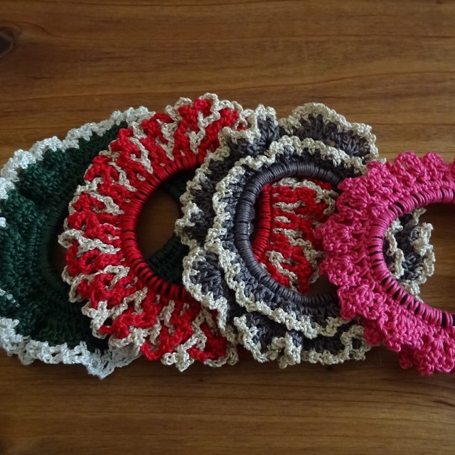 かぎ針編みシュシュ 赤 ベージュ 金ラメ Sonyo S Shop