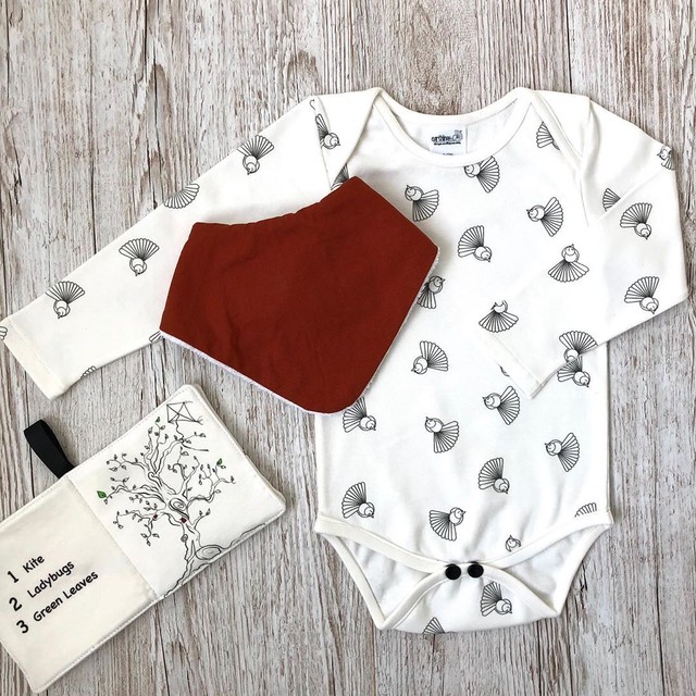 Earthlings ハンドメイドオーガニックロングスリーブボディースーツ ファンテイル Loloma Organics Earthlings ハンドメイドオーガニックロングスリーブボディースーツ ファンテイル Loloma Organics