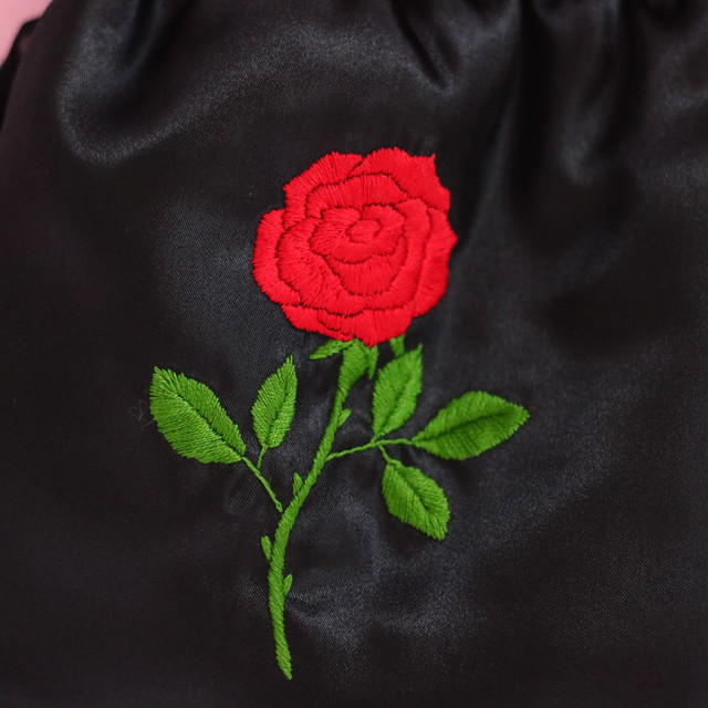バラ刺繍のサテン巾着ポシェット ブラック 赤バラ刺繍 Minette