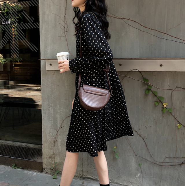 ブラック ドット柄プリーツワンピース レディース 水玉 黒ワンピ プリーツ きれいめ おしゃれ ワンピース オールシーズン 長袖 清楚 スタンドカラー Beybery