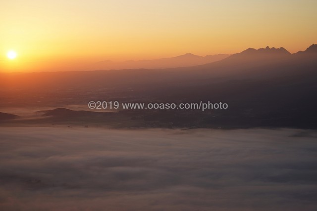 外輪山から見た日の出を迎える阿蘇の風景 Buyphoto