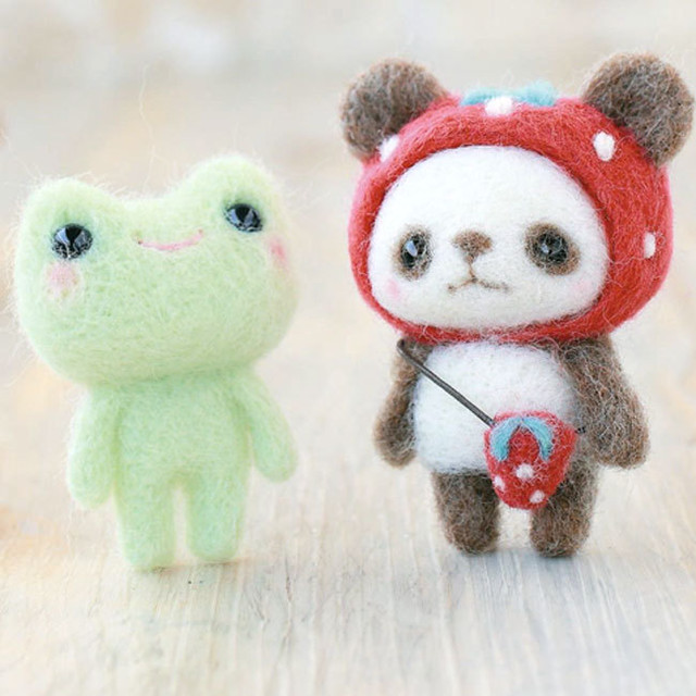 カエルとイチゴ帽子のパンダ手作りキット 羊毛フェルトで作るマスコット 手芸パック 自由研究 大古ようこ先生デザイン H441 308 幸せデリバリー リングピローなどの結婚式アイテム 手芸用品の通販