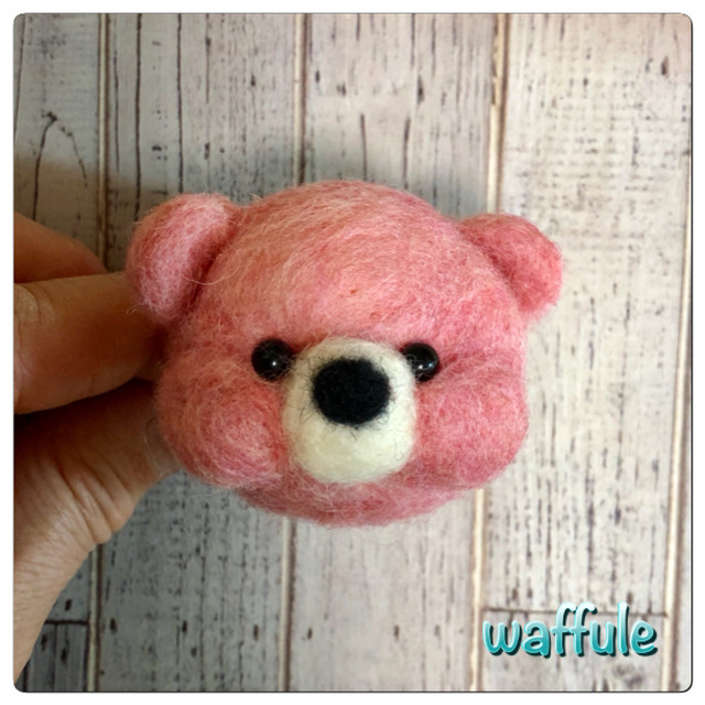 羊毛フェルト ほっぺぷっくりクマさんブローチ ピンク はんどめいど雑貨 Waffule