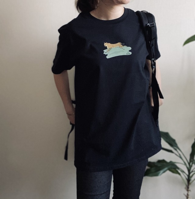 走るチーター Tシャツ ブラック Bitte Art Lips A Little Ethical