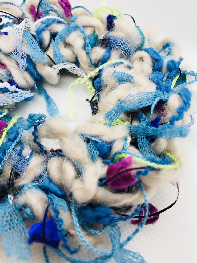 一点もの スモーキーホワイトグレーとブルーリボンレースのもこもこシュシュ Otonatural オトナチュラル 可憐で大人可愛い小物店