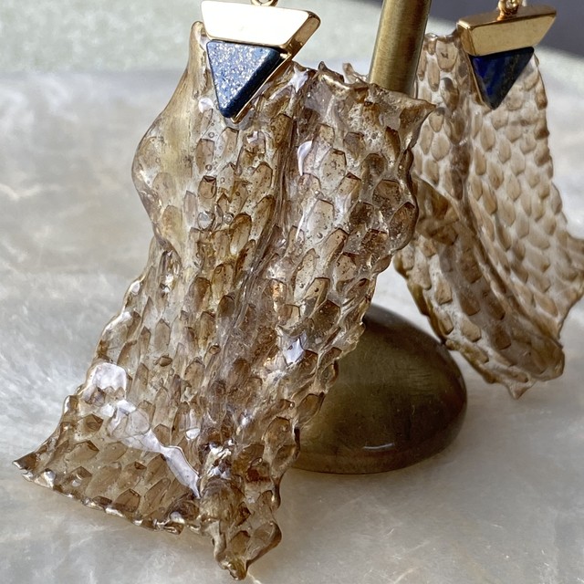 蛇の抜け殻とラピスラズリ マイクリエイションフラワー