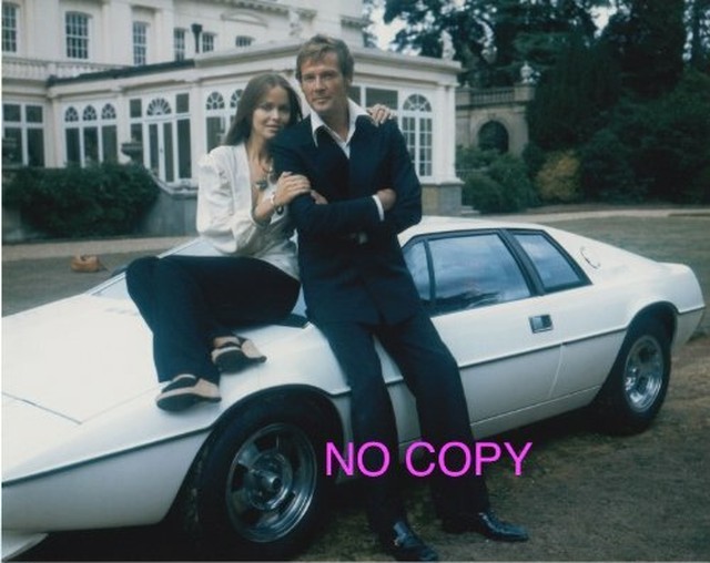 直輸入 大きな写真 007 バーバラ バックとロジャー ムーアとロータス エスプリ Barbara Bach Roger Moore Sp0006 Movieimages 大分市府内町2 3 天神ビル101 080 42 9150