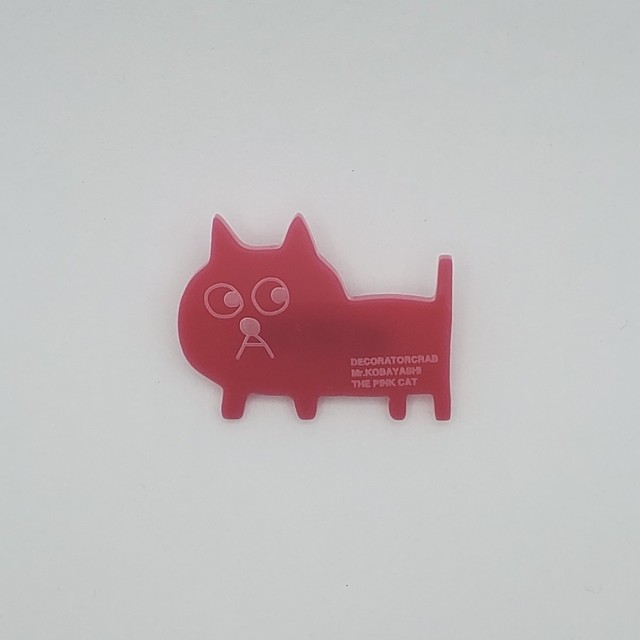 飯川雄大《デコレータークラブ ーピンクの猫の小林さんー》アクリルバッヂ